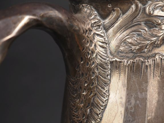 Grand broc Napoléon III en argent, poinçon Minerve, à décor de coquill