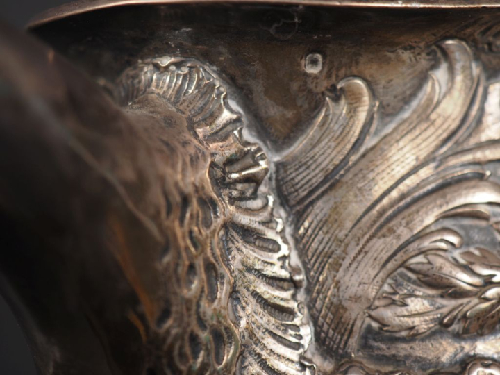 Grand broc Napoléon III en argent, poinçon Minerve, à décor de coquill