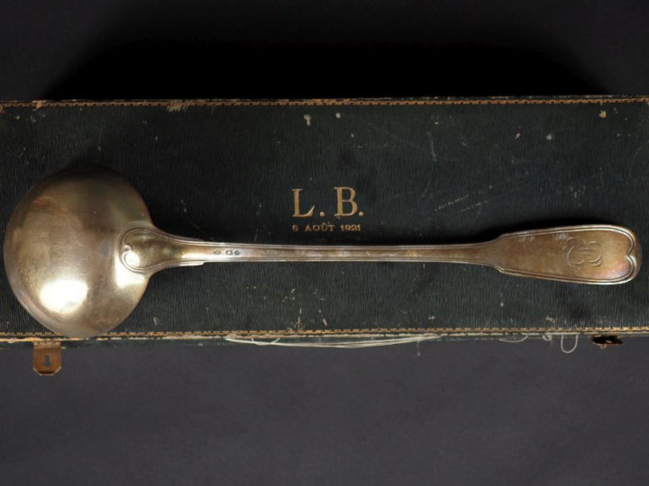 Louche en argent, poinçon au premier coq, modèle à filet monogrammé da