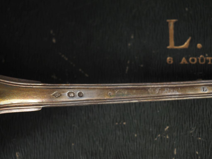 Louche en argent, poinçon au premier coq, modèle à filet monogrammé da