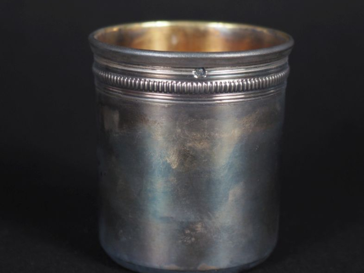 Timbale en argent, poinçon Minerve  frise de godrons Poids : 41 g dans