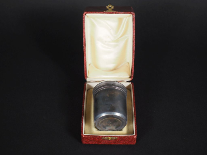 Timbale en argent, poinçon Minerve  frise de godrons Poids : 41 g dans