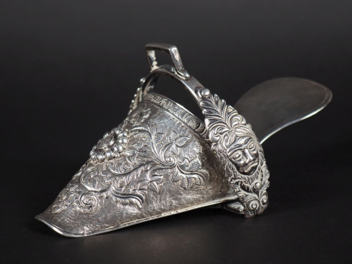 Porte bouquet en argent étranger en forme de soulier à décor de fleurs