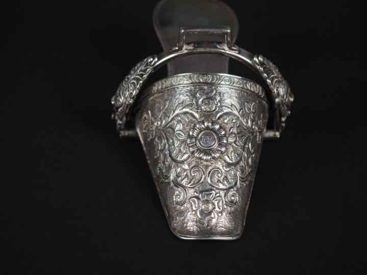 Porte bouquet en argent étranger en forme de soulier à décor de fleurs