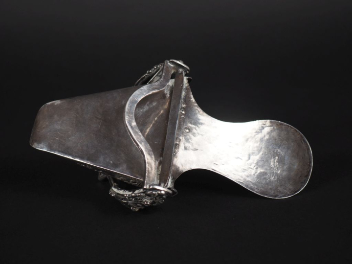 Porte bouquet en argent étranger en forme de soulier à décor de fleurs