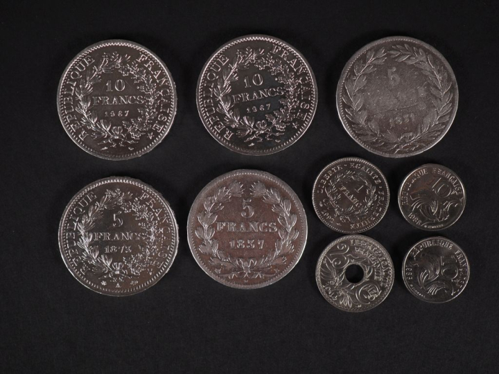 Ensemble comprenant :  - deux pièces de 10 Francs en argent, 1967124 g