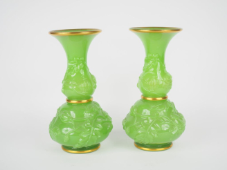 Vente aux enchères Paire de vases Restauration en opaline verte, à décor en relief de pav