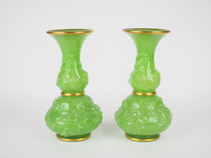 Paire de vases Restauration en opaline verte, à décor en relief de pav