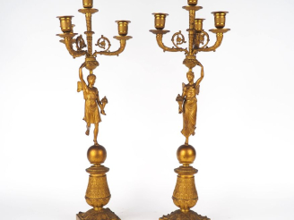 Vente aux enchères Paire de candélabres XIXème en bronze doré, à décor de femme ailée pré
