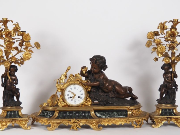 Garniture de cheminée Napoléon III en bronze patiné et doré, plaques d