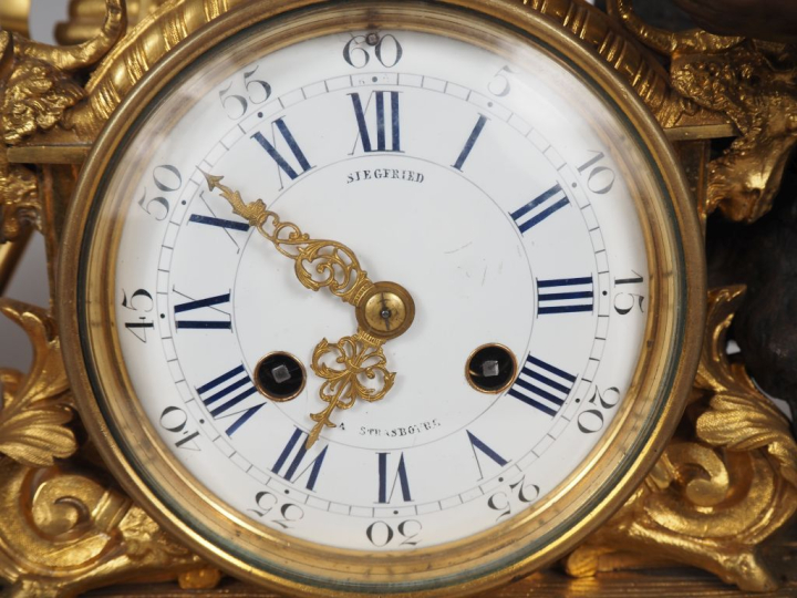 Garniture de cheminée Napoléon III en bronze patiné et doré, plaques d