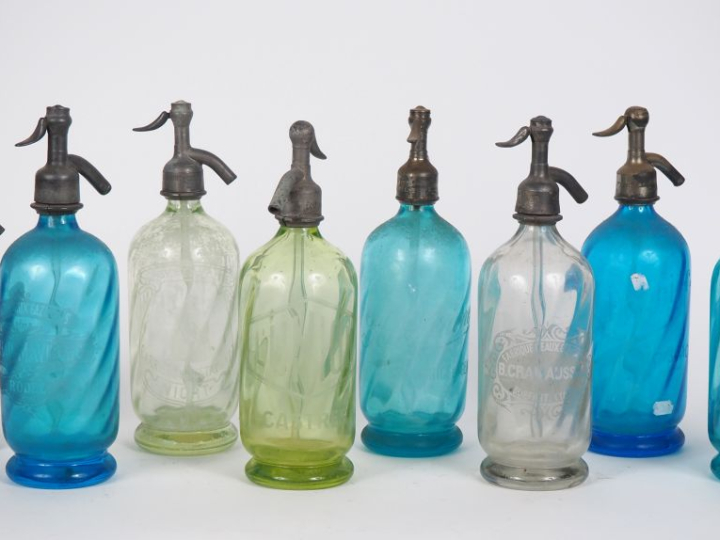 Réunion de 18 différents syphons en verre bleu, blanc ou vert, partie 