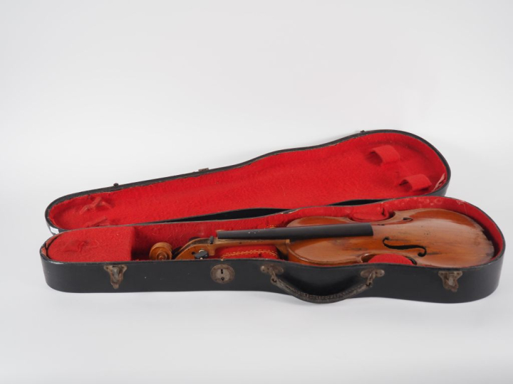 Violon 	fait dans les pays de l’Est vers 1890-1900	. 352mm. 	mauvais é