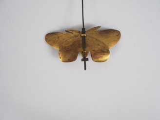 Vente aux enchères Balancier de pendule XIXème en bronze doré figurant un papillon. Dim. 