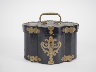 Vente aux enchères Boîte à bijoux Napoléon III en bois noirci, ornementation de laiton à 