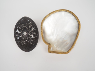 Vente aux enchères Demi-noix de coco sculptée à décor ajouré de rinceaux feuillagés et de