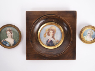 Vente aux enchères Trois différentes miniatures 1900, "portraits de femmes", dans des enc