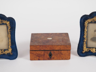 Vente aux enchères Paire de cadres porte-photo Napoléon III en laiton doré et velours ble