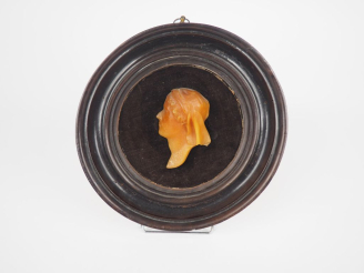 Vente aux enchères Portrait de femme 1900 en cire dans un encadrement en bois et velours.