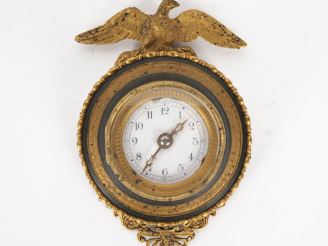 Vente aux enchères Cartel d'alcôve miniature en bronze et tôle peinte à décor d'aigle, de