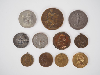 Vente aux enchères Dix différentes médailles en bronze et métal argenté ou doré d'après D