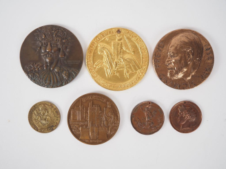 Vente aux enchères Sept différentes médailles en bronze ou métal d'après Crouzat, Johnson