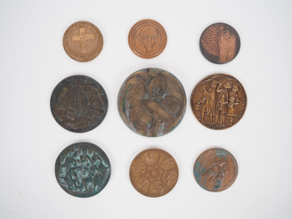 Vente aux enchères 9 différentes médailles ou médaillons en bronze. Diam. De 7,5 à 14 cm.