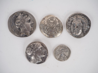 Vente aux enchères 5 différentes reproductions de pièces antiques en argent. Poinçonnées,