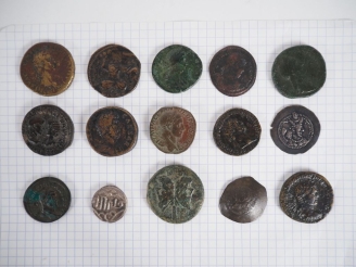Vente aux enchères Ensemble de pièces de monnaies antiques ou d'après l'antique.