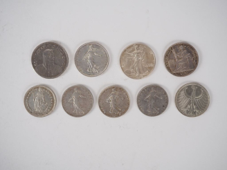Vente aux enchères 9 différentes monnaies en argent. Poids. 104 g.