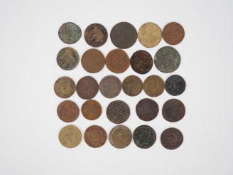 Vente aux enchères 26 différentes pièces de monnaies et jetons anciens. Diam. De 2,5 à 3 