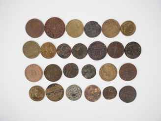 Vente aux enchères 14 différentes pièces de monnaies ou jetons anciens. Diam. De 2 à 3 cm