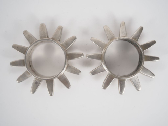 Vente aux enchères Paire de bracelets Berbères en métal argenté ou argent bas-titre. Diam