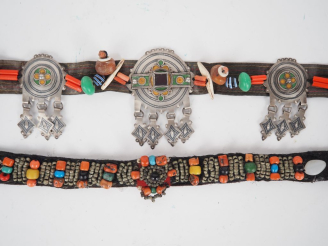 Vente aux enchères Bijou de tête Berbère en métal argenté ou argent bas-titre et émail à 