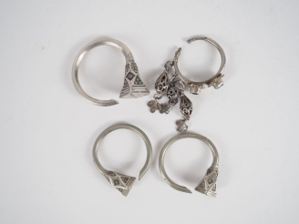 Vente aux enchères Paire de boucles d'oreilles Berbères en métal argenté ou argent bas-ti
