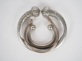 Vente aux enchères Trois différents bracelets Berbères en métal argenté ou argent bas-tit