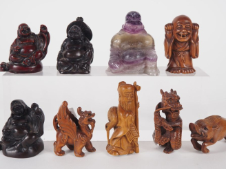 Vente aux enchères 8 Netsuke en bois sculpté et métal patiné, à décor d'animaux et de div
