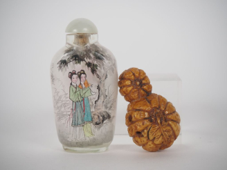 Vente aux enchères Tabatière extrême orient en verre à décor de jeune filles en Kimono. H