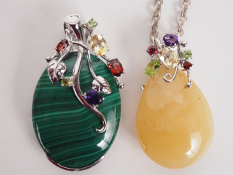 Vente aux enchères 	Important pendentif en argent, serti en son centre de malachite en ca