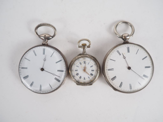 Vente aux enchères Ensemble comprenant :  - une montre de gousset en argent. Cadran à chi