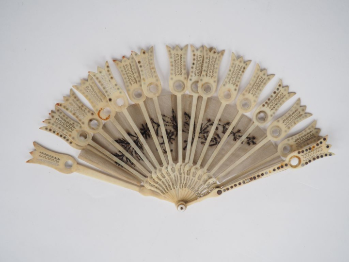 Eventail début XIXème en ivoire et soie brodée, décor de feuillage. 17