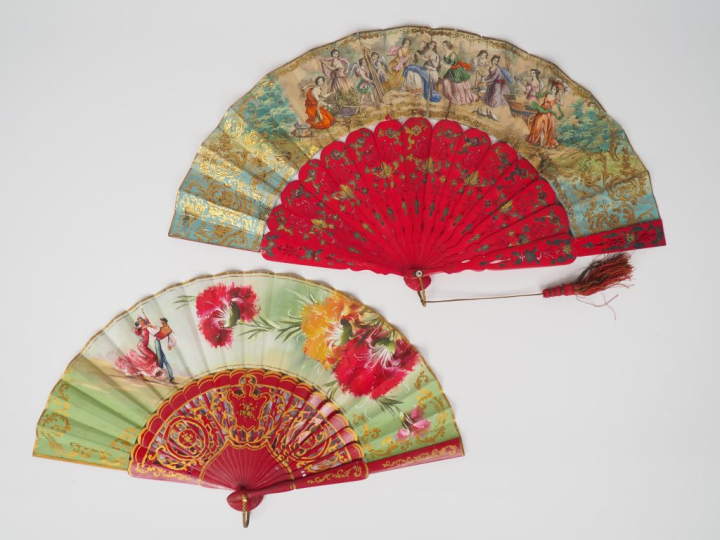 Eventail XIXème teinté rouge à décor de personnages à l'antique et reh