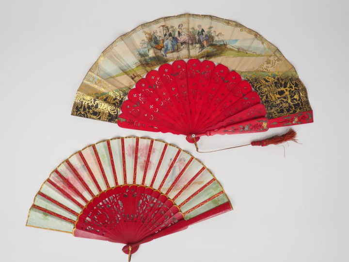 Eventail XIXème teinté rouge à décor de personnages à l'antique et reh