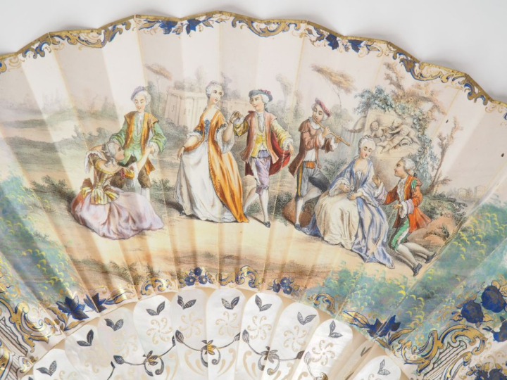 Eventail XIXème de style Louis XVI en nacre à décor d'une scène galant