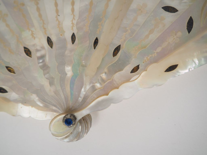 Eventail XIXème de style Louis XVI en nacre à décor d'une scène galant