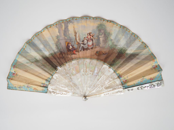 Eventail XIXème en nacre finement sculpté à décor de personnages, 17 b