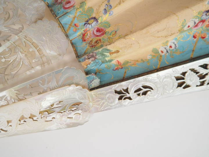 Eventail XIXème en nacre finement sculpté à décor de personnages, 17 b