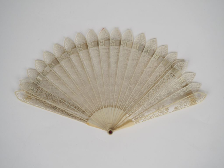 Eventail Restauration, à feuilles brisées. Ivoire repercé, à décor de 
