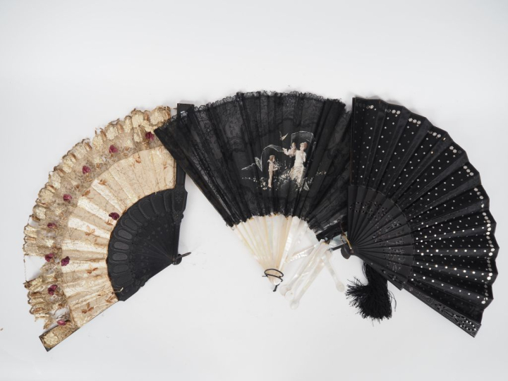 3 différents éventails en nacre et textile.