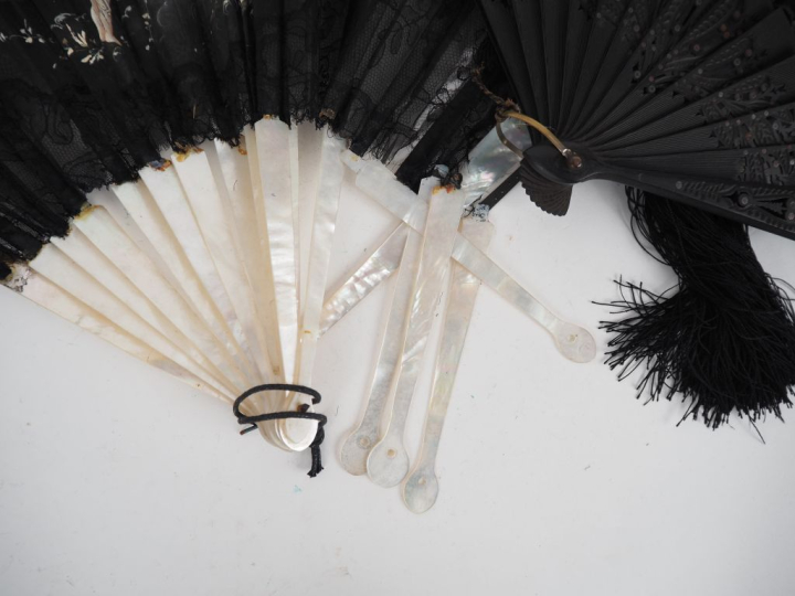 3 différents éventails en nacre et textile.